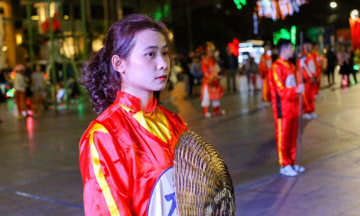 Nam thanh nữ tú 'tỉ thí võ công' trong hội Cờ người ở Bình Định