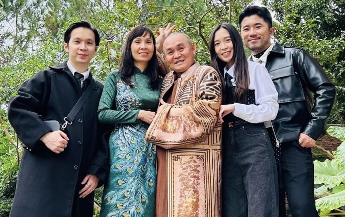 Sao Việt 24/1: Gia đình Xuân Hinh đi du xuân, Mai Phương Thúy trổ tài chặt gà