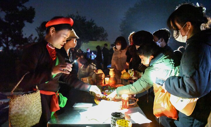 Phiên chợ Âm-Dương mở lúc nửa đêm, 'mua may bán rủi' dịp đầu năm