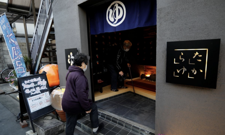 Mẹ chụp lén phụ nữ, mang ảnh về cho con trai ở Nhật Bản