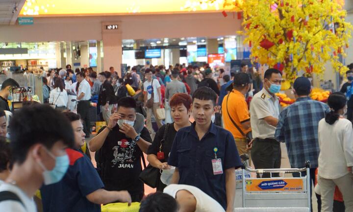 Gần 150.000 khách đổ bộ Tân Sơn Nhất ngày làm việc đầu năm Quý Mão