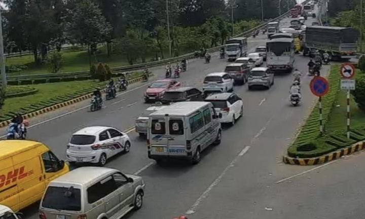 Người miền Tây trở lại TP.HCM, tiếp tục kẹt xe nghiêm trọng 2 đầu cầu Rạch Miễu
