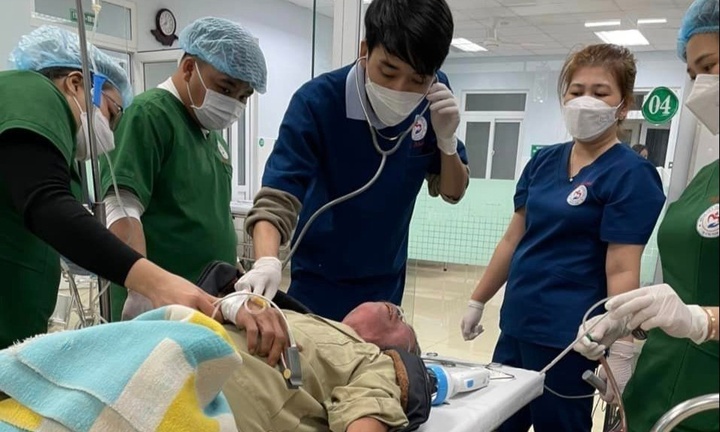 Ăn đoạn lòng lợn dài 25 cm, người đàn ông suýt chết