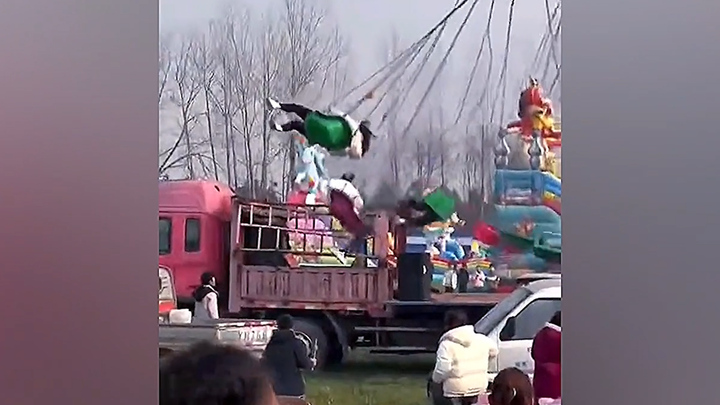 Khách chơi đu quay văng vào xe tải ở Trung Quốc