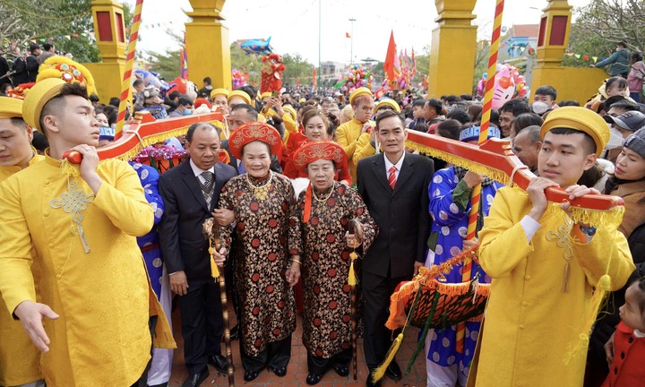 Các cụ thượng thọ được rước bằng võng đào lên miếu Tiên Công lễ tổ ở Quảng Ninh