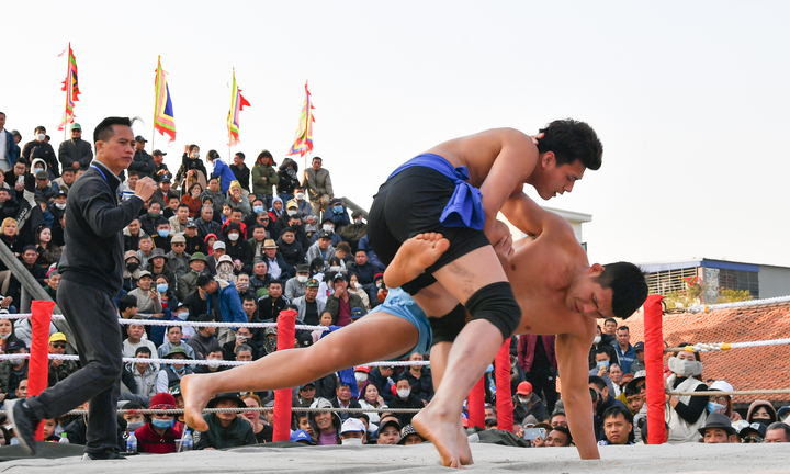 Xem đô vật tung độc chiêu quật ngã đối thủ tại lễ hội 700 năm tuổi ở Hải Phòng