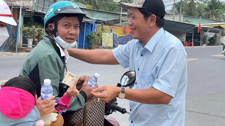 Nhiều trẻ em theo cha mẹ rời quê đi làm ăn xa bất ngờ được lì xì đầu năm