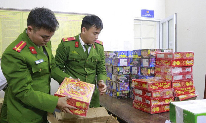 Khởi tố nữ cán bộ huyện ở Hà Tĩnh buôn pháo lậu