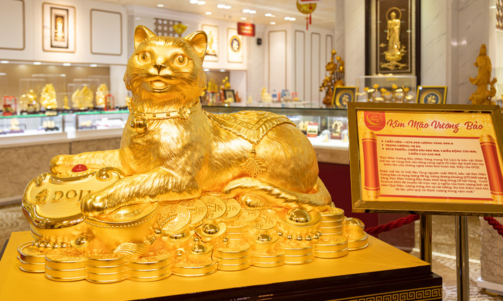 Cận cảnh tượng mèo bằng vàng 9999 khổng lồ được làm từ hơn 1.200 lượng vàng