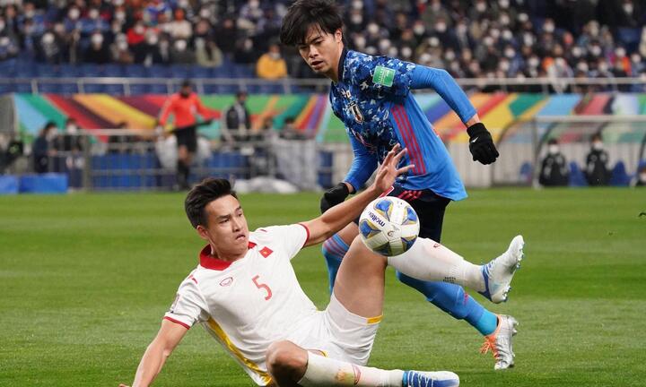 Sao Nhật Bản từng làm khó tuyển Việt Nam gây sốt ở Ngoại Hạng Anh