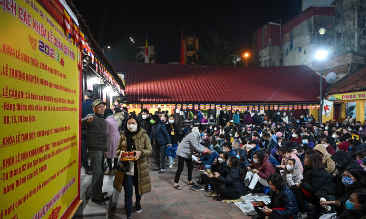 Ngồi ngoài trời lạnh 14 độ C để sư thầy giải hạn sao La Hầu