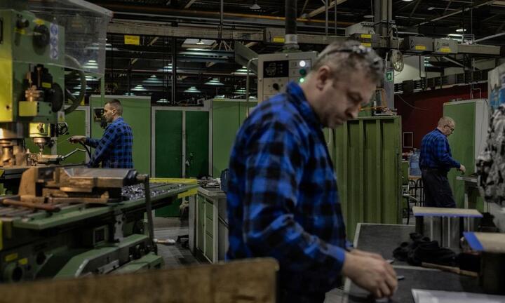 Bên trong nhà xưởng bí mật ở Ba Lan giúp sửa chữa vũ khí cho Ukraine