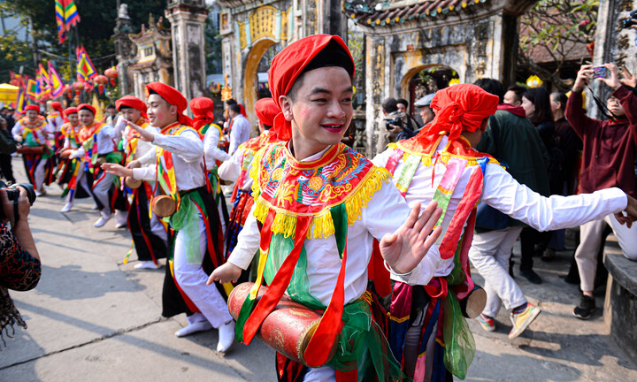 Trai tráng Hà Nội má đỏ, môi hồng múa 'con đĩ đánh bồng'