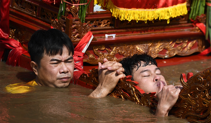 Tục lệ rước kiệu dưới nước trong giá lạnh ở Thái Bình