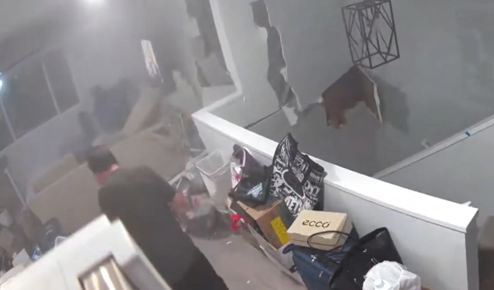 Đá khổng lồ xuyên thủng căn nhà tại Mỹ