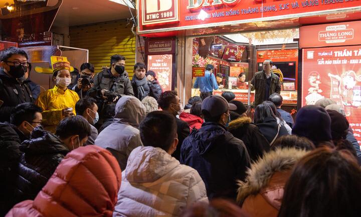 Xếp hàng từ 4 giờ sáng chờ mua vàng ngày vía Thần Tài ở Hà Nội