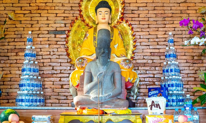 Giải mã 12 dòng chữ Chăm cổ sau lưng bảo vật quốc gia 'Phật Lồi' ở Bình Định