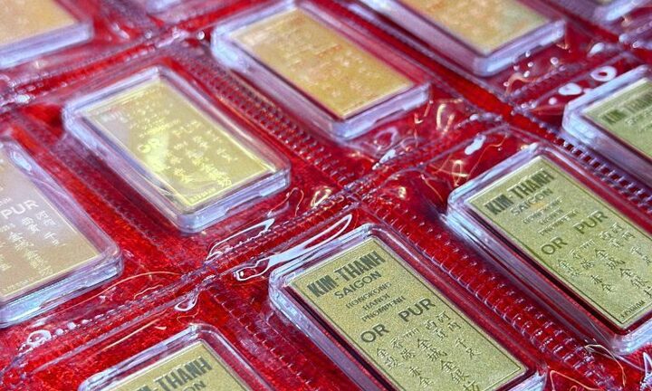 Mua sắm vàng tại gian hàng Ancarat trong lễ hội đền Trần ở Nam Định