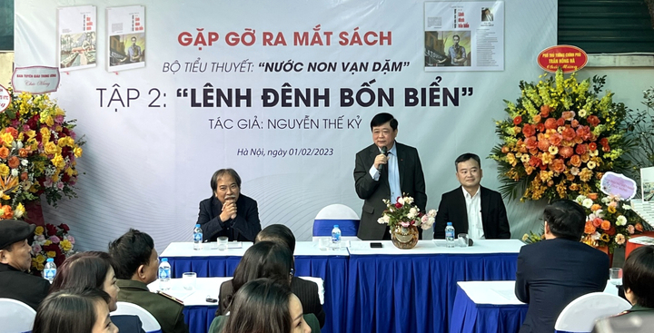 Nhà văn Nguyễn Thế Kỷ ra mắt tập 2 bộ tiểu thuyết 'Nước non vạn dặm' 
