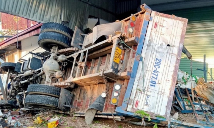 Xe tải đâm vào nhà dân trên quốc lộ ở Sơn La, 2 người thương vong