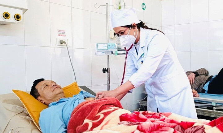 Đang khỏe mạnh bỗng khó thở và đau ngực dữ dội, người đàn ông ngừng tim 5 lần