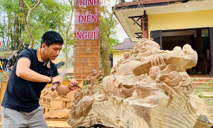 Về làng mộc 500 tuổi xem nghệ nhân trình diễn tinh hoa nghề mộc