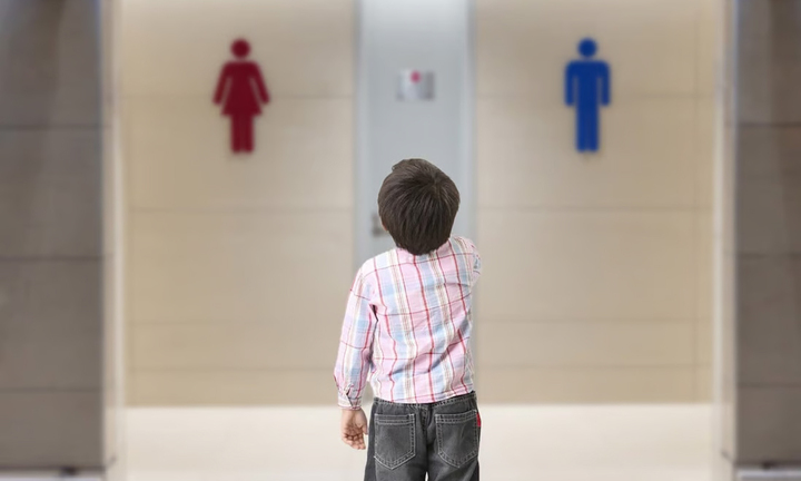 Tranh cãi chuyện bà mẹ mắng té tát người ngăn con trai mình vào nhà vệ sinh nữ