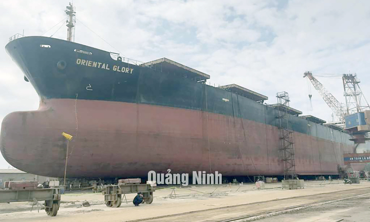 Quảng Ninh: Tàu biển phát nổ trong lúc sửa chữa, 8 công nhân bị thương