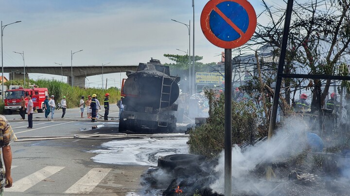 1 người bị thương sau vụ xe bồn chở xăng bốc cháy