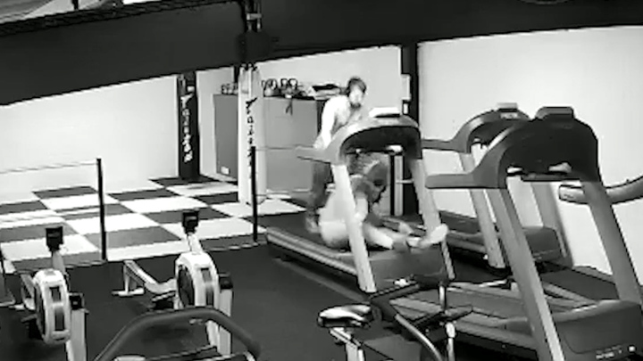 Cố gắng cởi áo khoác, người đàn ông ngã ngửa khỏi máy chạy bộ
