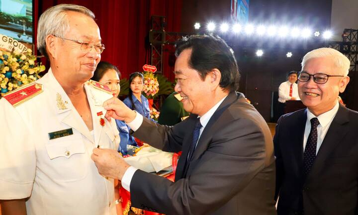 Bình Dương tặng, truy tặng Huy hiệu Đảng cho 350 Đảng viên dịp 3/2