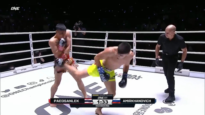 Võ sĩ xoay người tung cú đá tuyệt đỉnh, hạ gục đối thủ