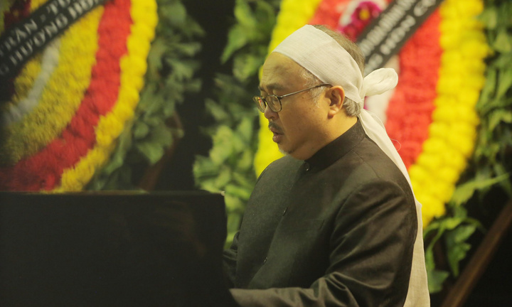 NSND Đặng Thái Sơn chơi piano tiễn biệt mẹ