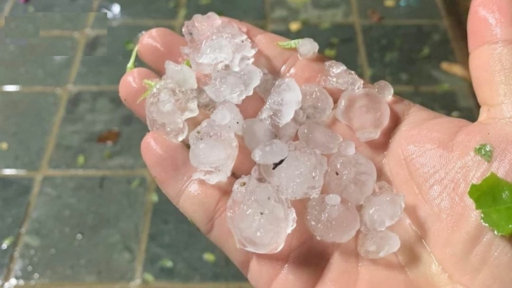 Dông lốc kèm mưa đá trút xuống thành phố Điện Biên Phủ