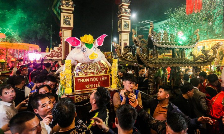 Hàng nghìn người xuyên đêm xem 17 ‘ông lợn’ được rước bằng kiệu hoa