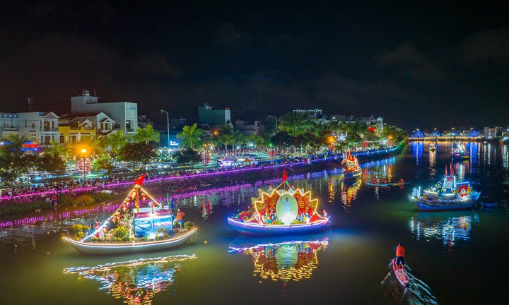 Bình Định: Lung linh đêm thuyền hoa trên sông Hà Thanh