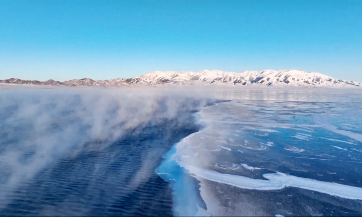  Hồ trên núi đóng băng tuyệt đẹp ở Trung Quốc