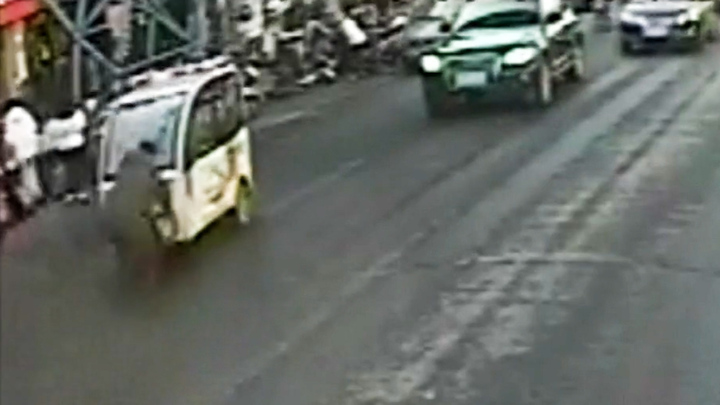 Tài xế lao khỏi xe buýt ngăn xe 3 bánh trượt xuống dốc ở Trung Quốc