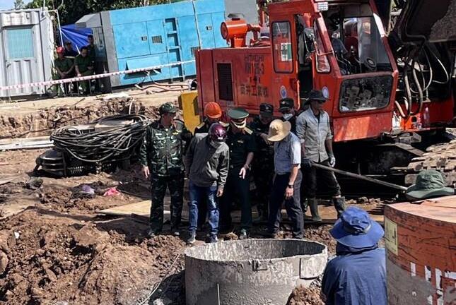 Thông tin mới nhất vụ cháu bé rơi vào trụ bê tông sâu 35m tử vong tại Đồng Tháp