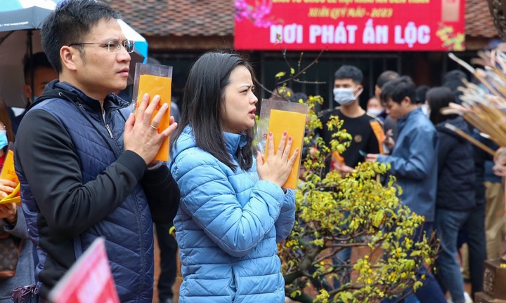 Nườm nượp xin ấn đền Trần xuân Quý Mão 2023