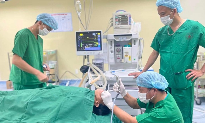 Gắp thành công con vắt sống nhiều ngày trong khí quản nữ bệnh nhân ở Kon Tum