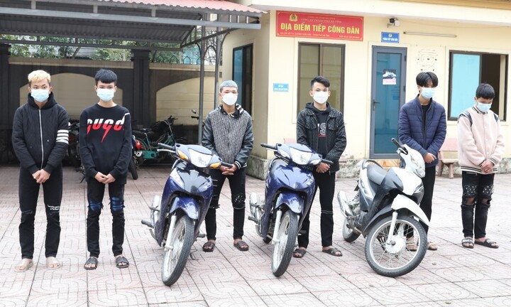 6 thanh niên bốc đầu xe, quay clip đăng lên mạng xã hội