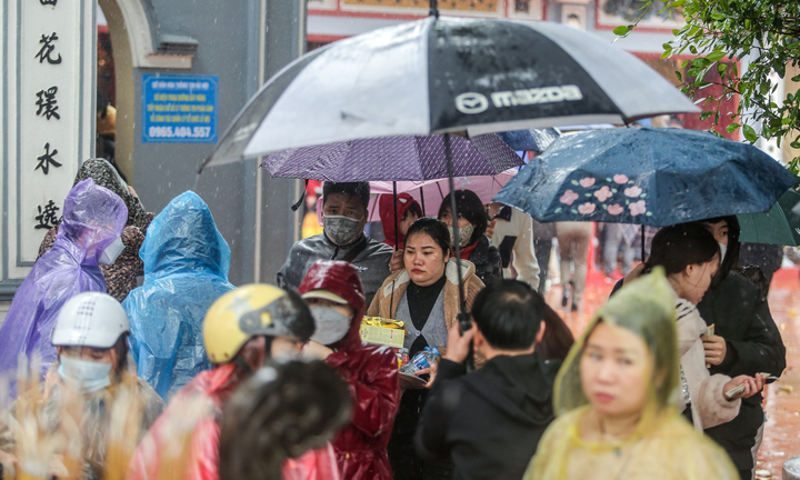 Hà Nội: Đội mưa đi lễ phủ Tây Hồ ngày Rằm tháng Giêng