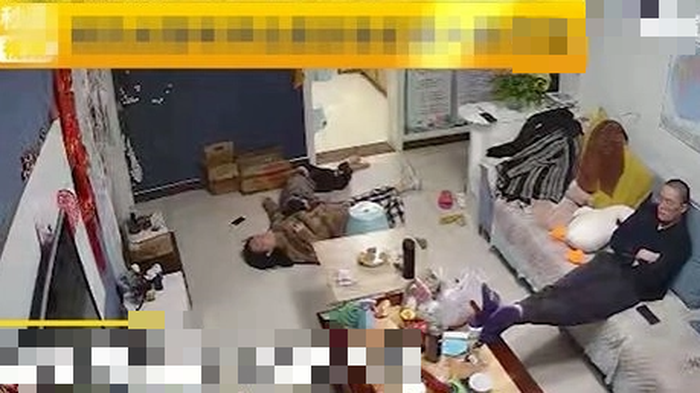 Mẹ ngất xỉu khi cãi nhau với bố, phản ứng của em bé khiến dân mạng đau lòng