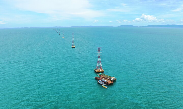 Nhìn lại công trình đường điện 220kV vượt biển lịch sử