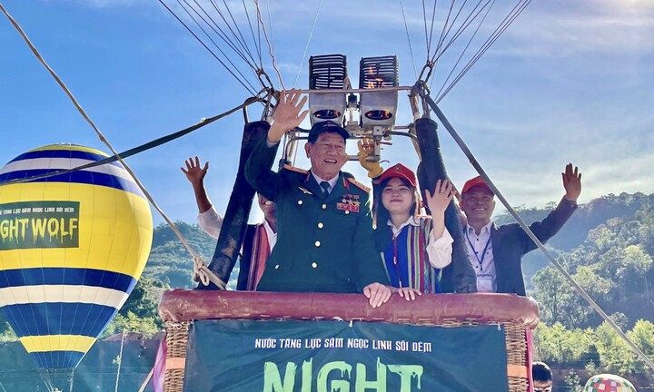 Học sinh thích thú bay khinh khí cầu cùng Anh hùng Phạm Tuân