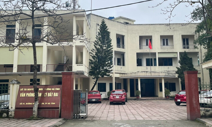 Nhận tiền 'bôi trơn' làm nhanh sổ đỏ, 13 cán bộ ở Hà Tĩnh bị bắt