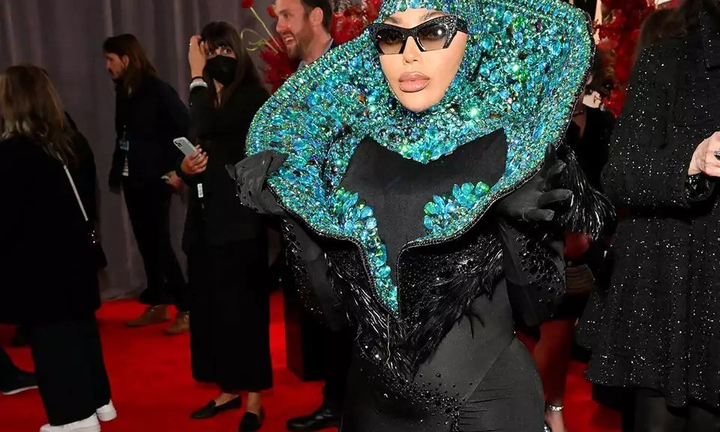 Những bộ váy xấu đến mức thảm họa trên thảm đỏ Grammy 2023