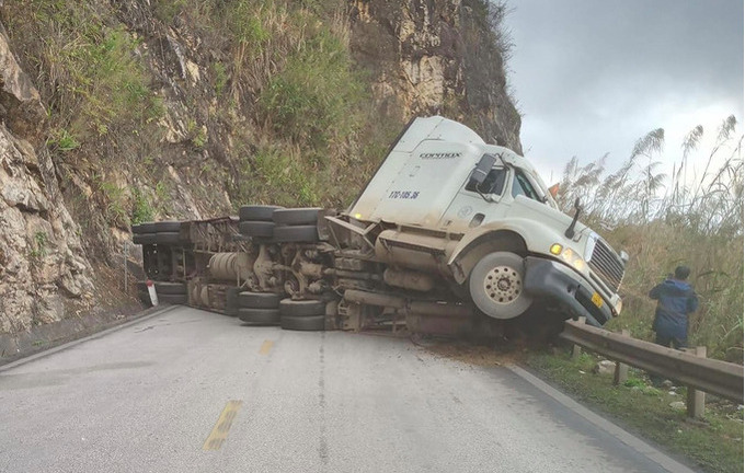 Xe đầu kéo lật nghiêng, chắn ngang Quốc lộ 6 ở Hòa Bình