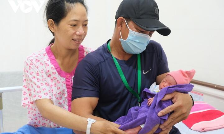 Cứu thai nhi 'chui' ra ổ bụng do vỡ tử cung